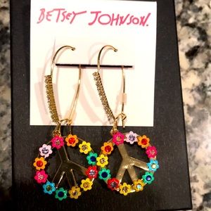 Betsey Johnson Peace rainbow 🌈 ☮️ earrings ‘ adorbs 💜💓